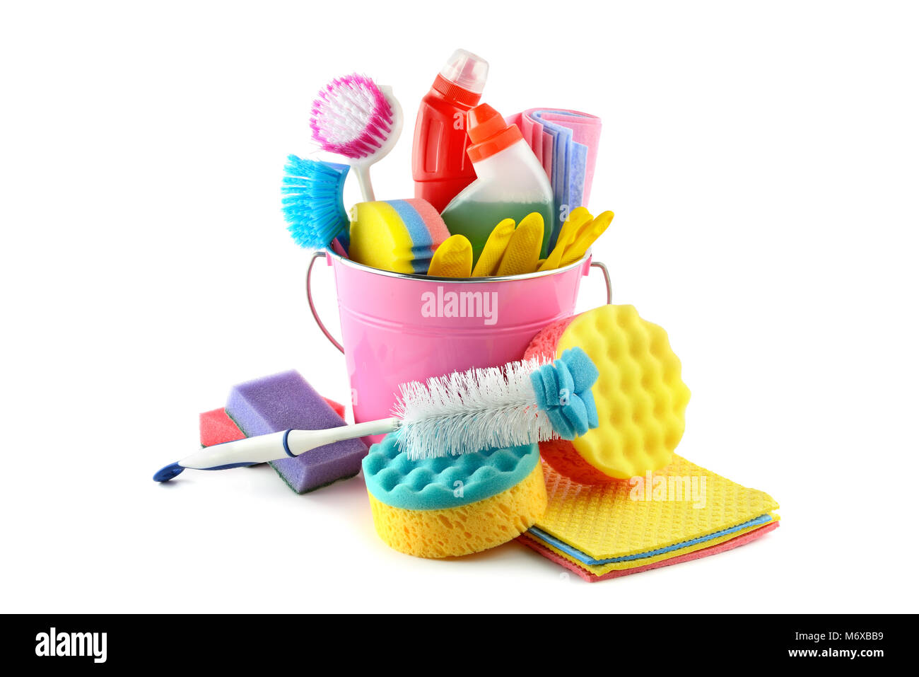 Impostare detergenti nel secchio (guanti, spazzole, spugna, tovaglioli) isolati su sfondo bianco. Foto Stock