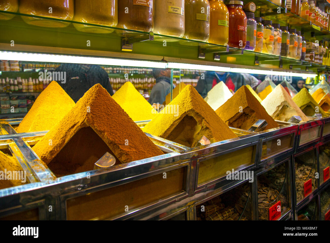 Spezie a forma di piramide in cumuli presso un negozio nella Medina souk di Marrakech, Marocco Foto Stock