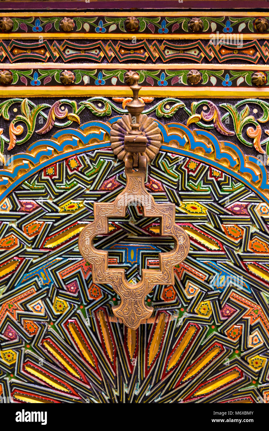Ornati dettagli colorati di un edificio porta in Fes el Bali, Fes, Marocco Foto Stock
