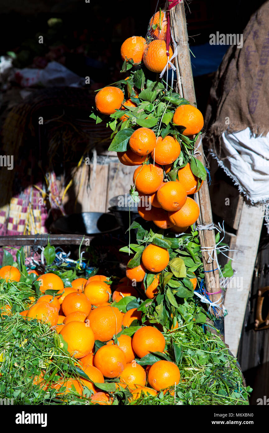 Arance fresche in vendita nel souq di Fes, Marocco Foto Stock