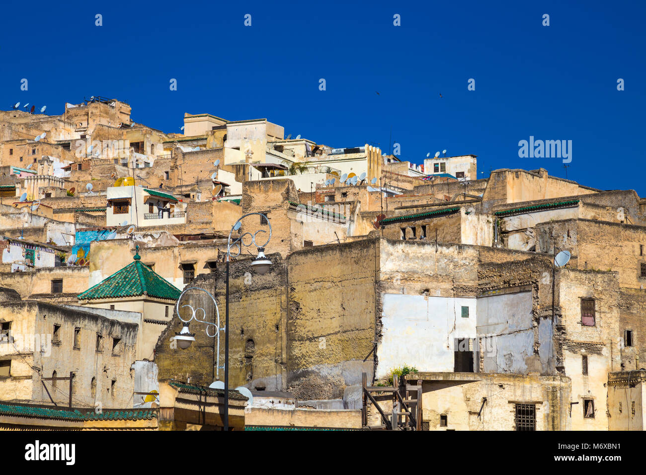 Tetti di case marocchine su una collina, vecchia Medina souk, Fes el Bali, Fes, Marocco Foto Stock