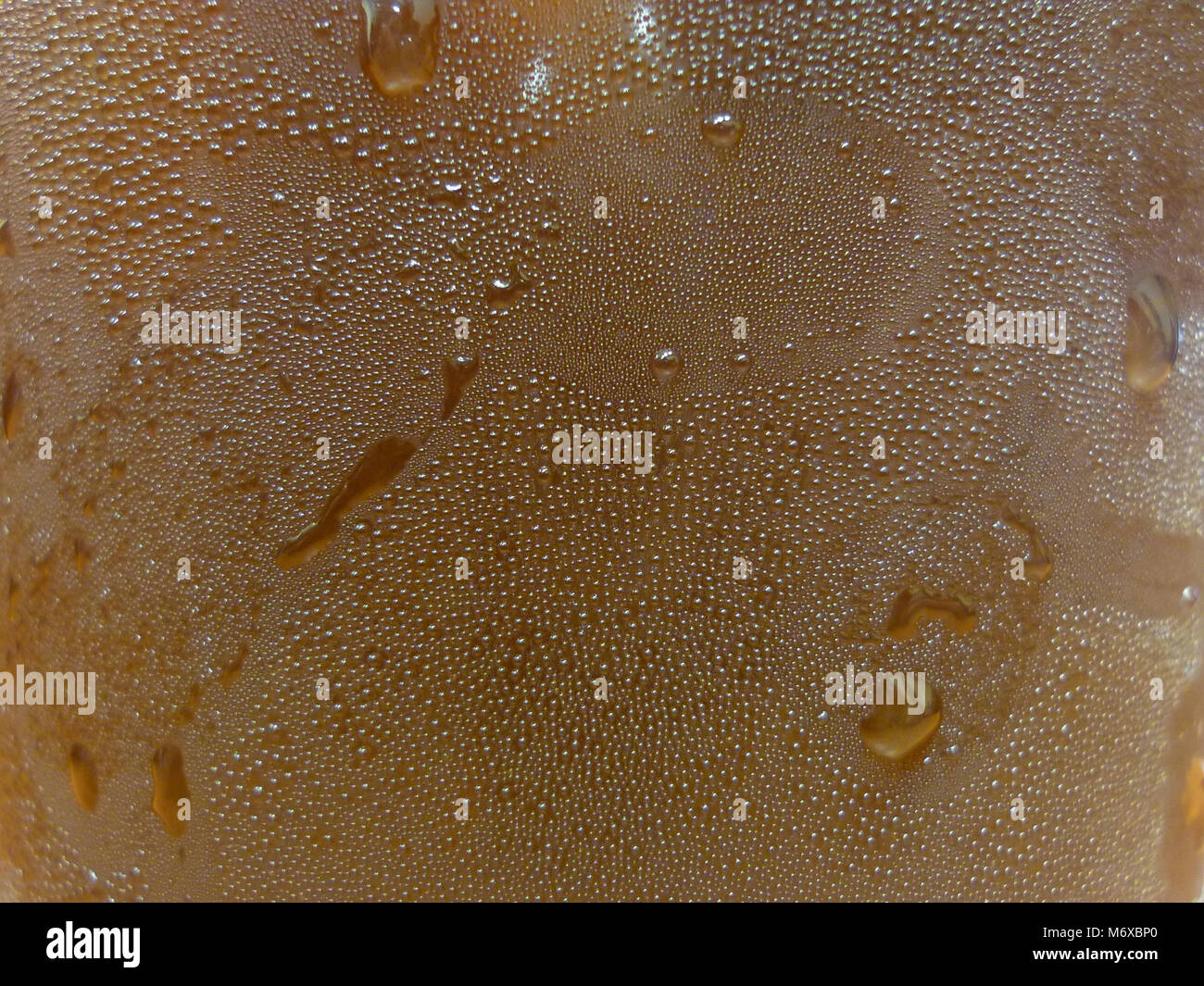 Gocce d'acqua sul vetro di plastica del caffè ghiacciato Foto Stock