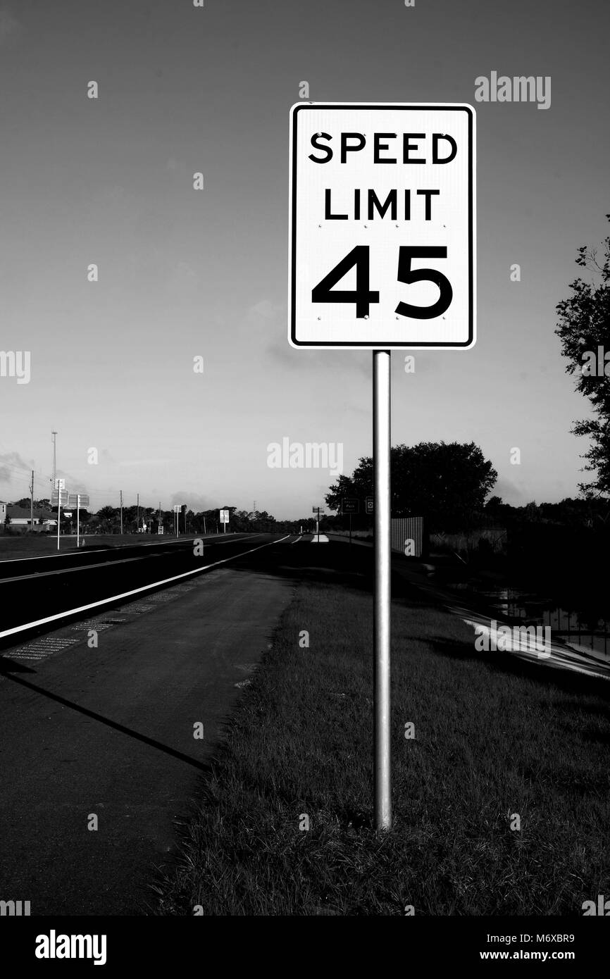 Aprile 2014 - Autostrada canta su un nuovo tratto di strada in Florida, vicino a Davenport Foto Stock