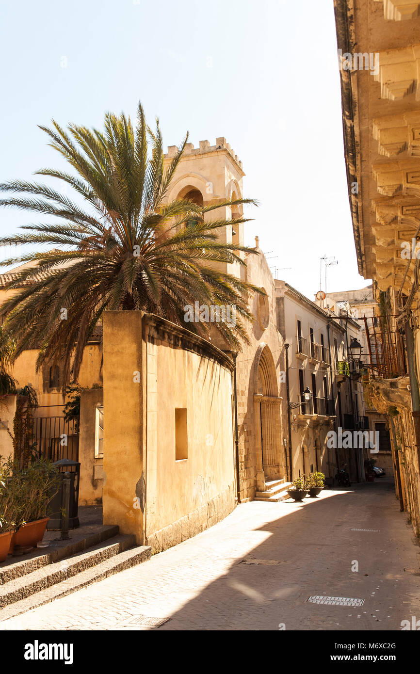 Veduta della chiesa di San Martino Vescovo in Ortigia, Siracusa Foto Stock
