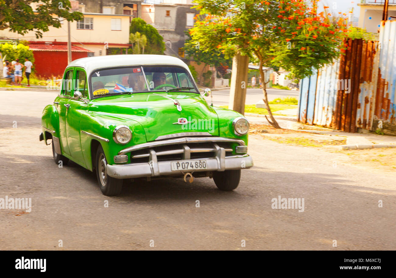 Auto d'epoca, spostando in avanti in una piccola provincia in Cuba Foto Stock