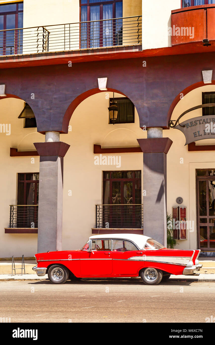 Rosso e Bianco auto d'epoca nel centro di Havana Cuba Foto Stock