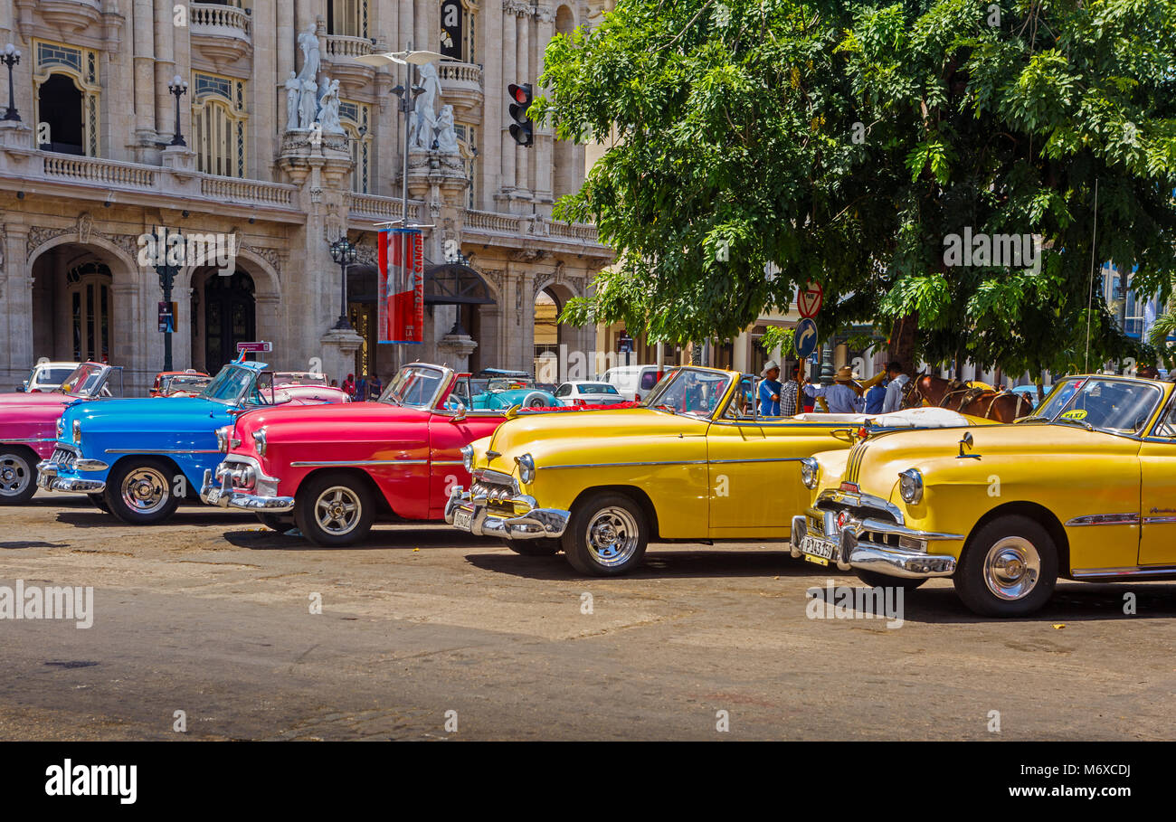 Colorate auto d'epoca di fronte al Gran Teatro in Havana Cuba Foto Stock