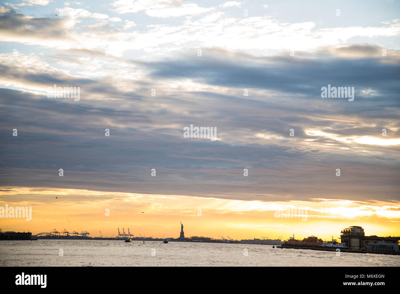 Silhouette della statua della libertà in un tramonto Foto Stock