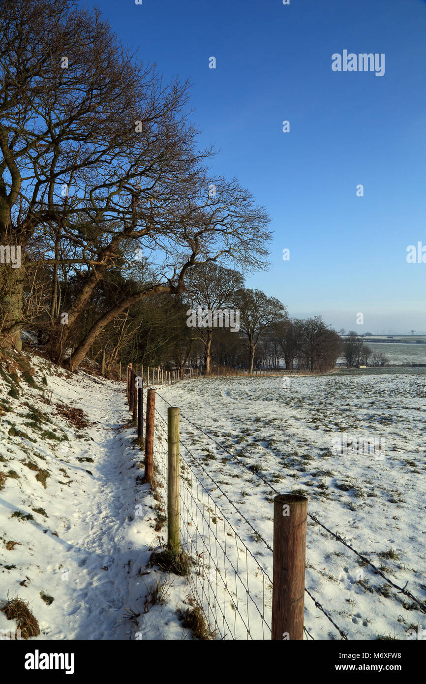 Vista del sentiero e la recinzione di confine coperta di neve campo sulla periferia di fecce Brabourne vicino a Ashford, Kent, Regno Unito Foto Stock