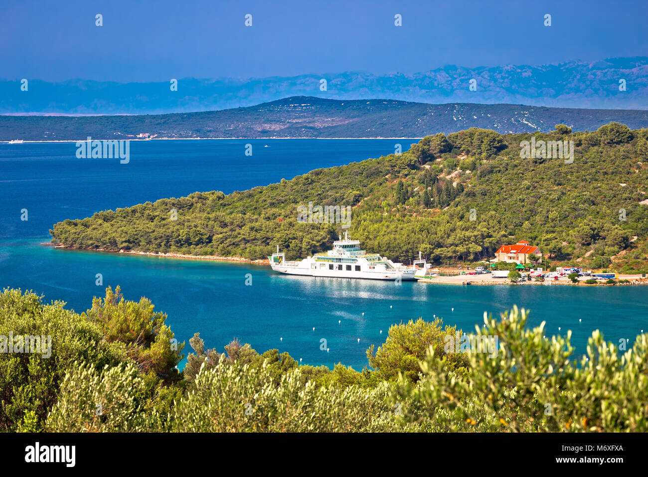 Villaggio di Brbinj su Dugi Otok al porto dei traghetti, arcipelago della Dalmazia, Croazia Foto Stock