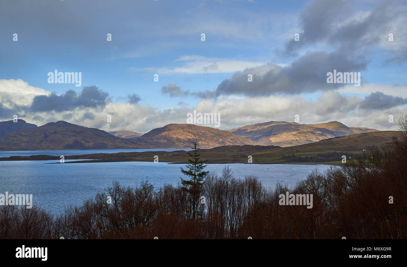 Il margine meridionale dell'isola di Lismore prese guardando a nord dal crinale che sta dietro a Lochinver nelle Highlands scozzesi Foto Stock