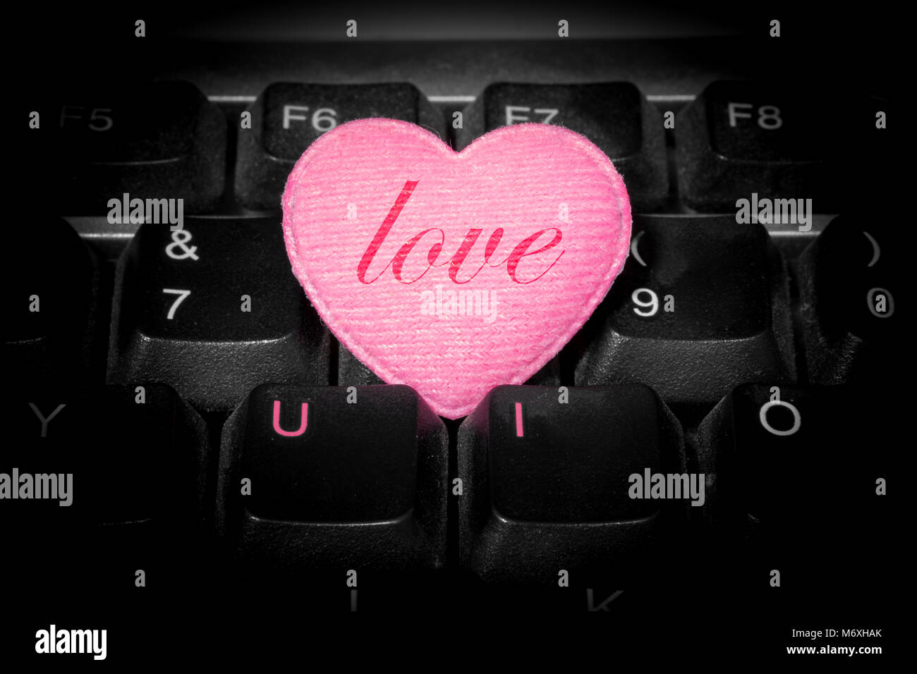 U e I - amare per sempre - 'amore' sul cuore rosa tra U e I tastiera Foto Stock