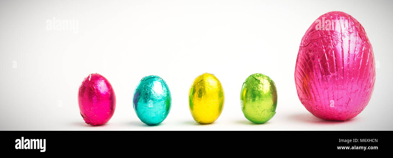 Quattro piccole uova di pasqua accanto a uno grande Foto Stock