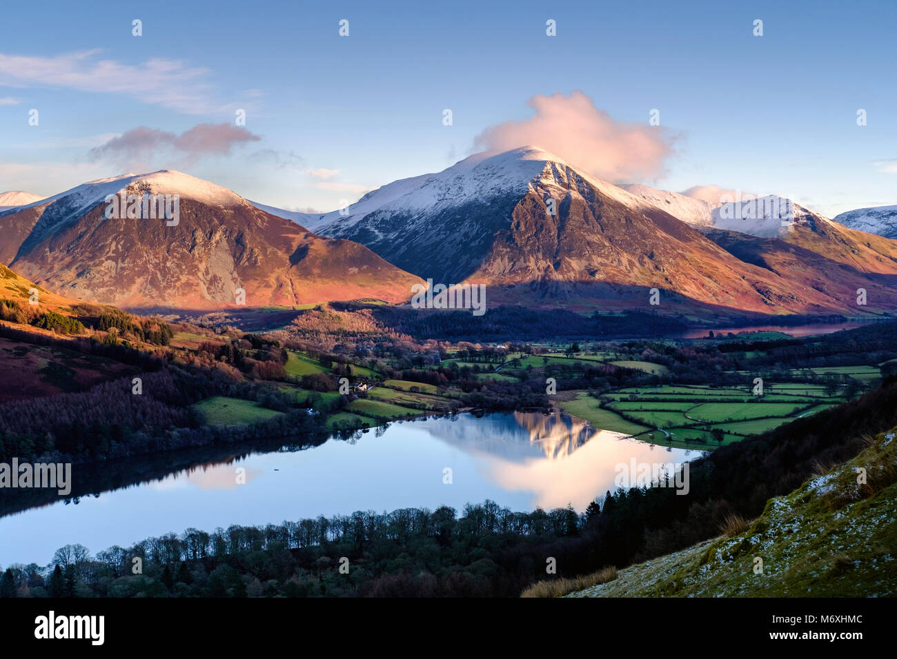 Loweswater verso Whiteside e Grasmoor, nel distretto del lago, Cumbria, Regno Unito. Foto Stock