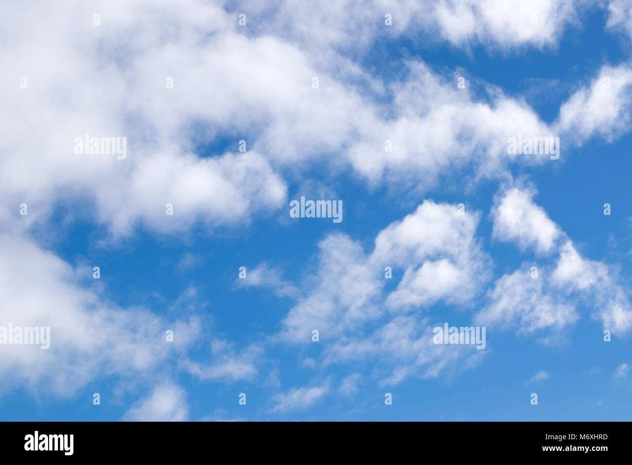 Soffici nuvole contro un cielo blu Foto Stock