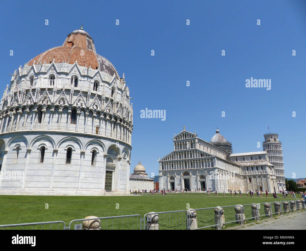 Pisa, Italia, Luglio 6, 2017: la piazza dei Miracoli, il Battistero di Pisa, la cattedrale e la torre di Pisa Foto Stock