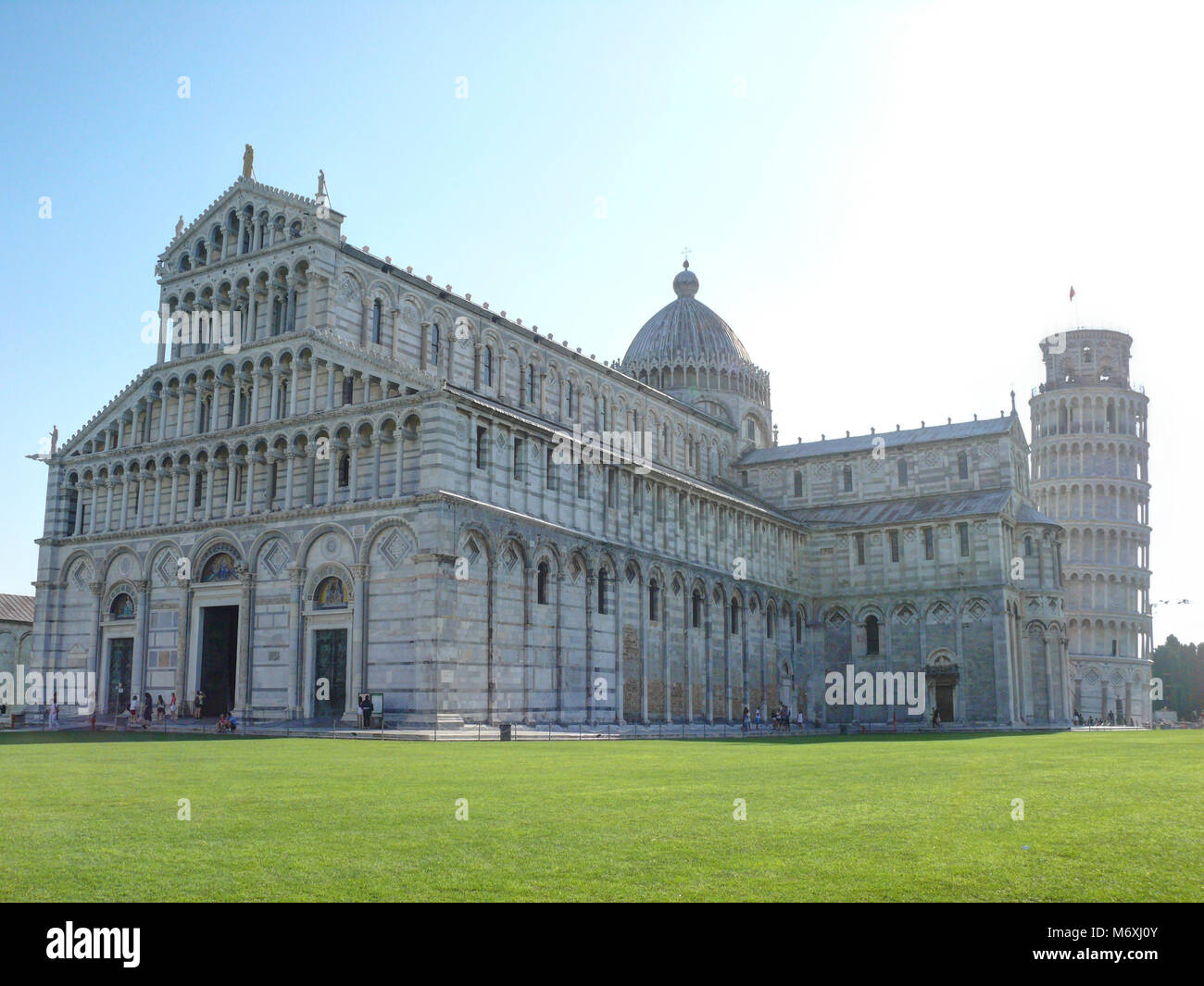 Pisa, Italia, Agosto 2, 2014: la piazza dei Miracoli, il Duomo di Pisa e Torre Pendente nella luce del mattino Foto Stock