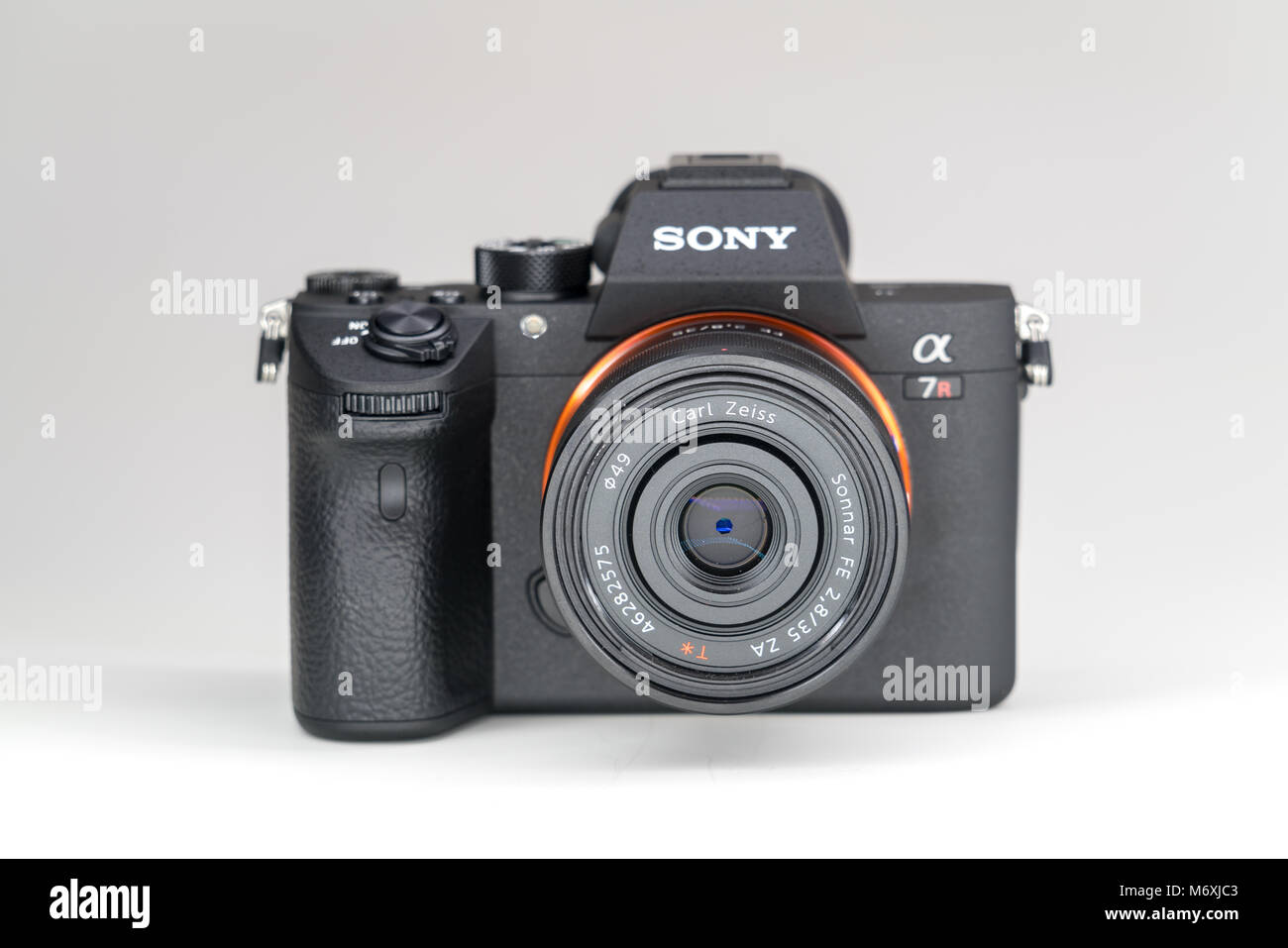 Berlino, Germania - 02 Gennaio 2018: Sony a7R II alfa Mirrorless Fast-messa a fuoco e 4K-scatto fotocamera digitale Foto Stock