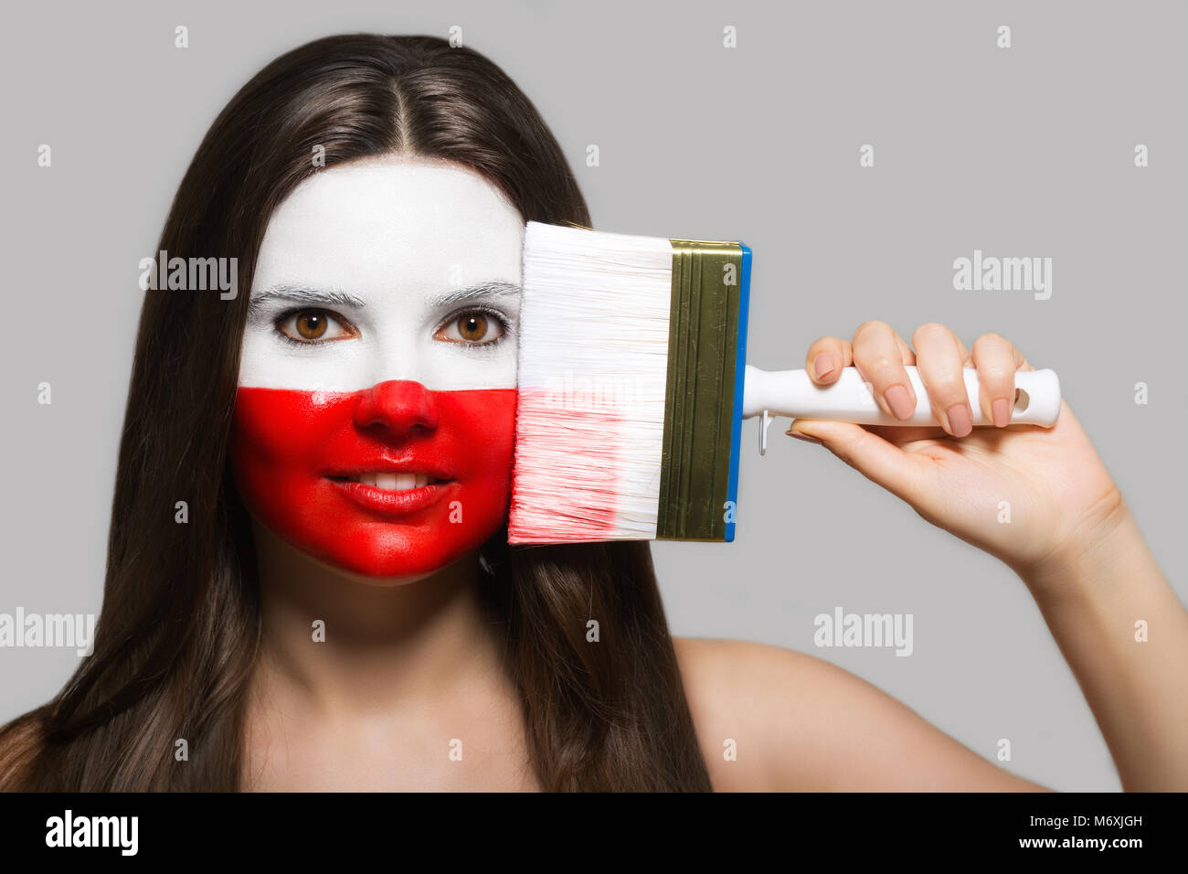 Sostenitore di sesso femminile nei colori nazionali della Polonia Foto Stock