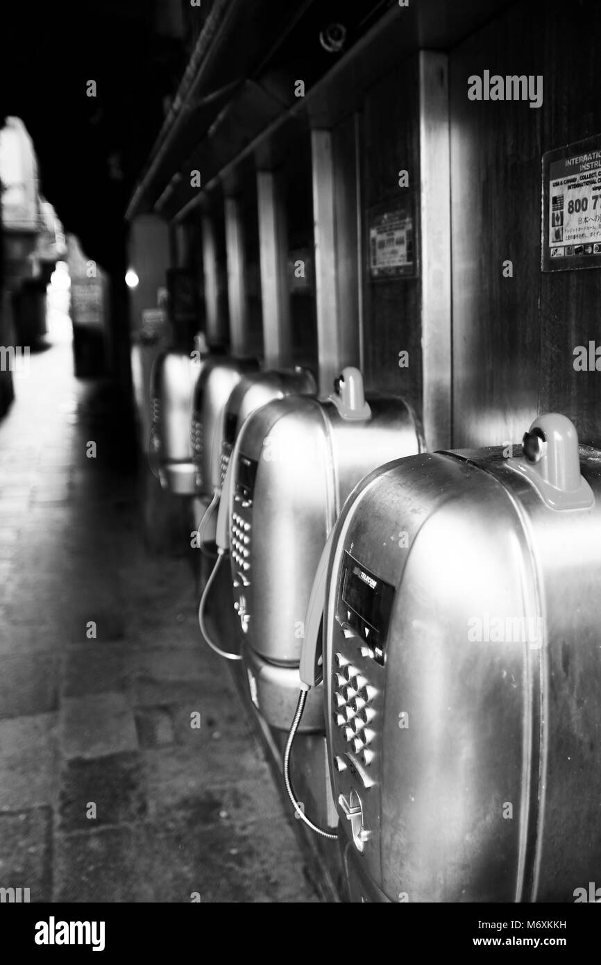 Vecchi telefoni pubblici a Venezia Italia Foto Stock