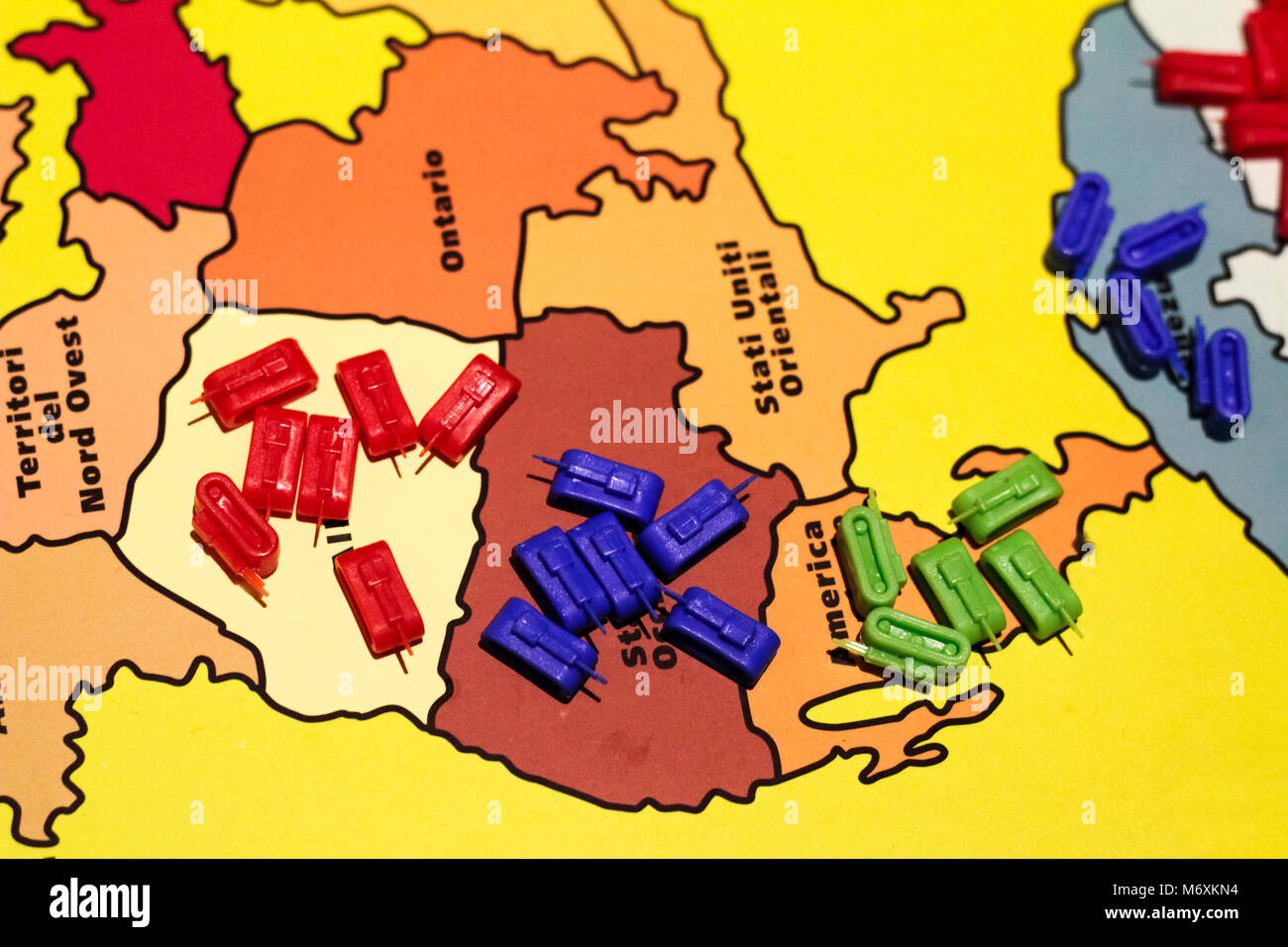 Giocattolo di plastica colorata, serbatoi su mappe dei giochi di strategia Foto Stock