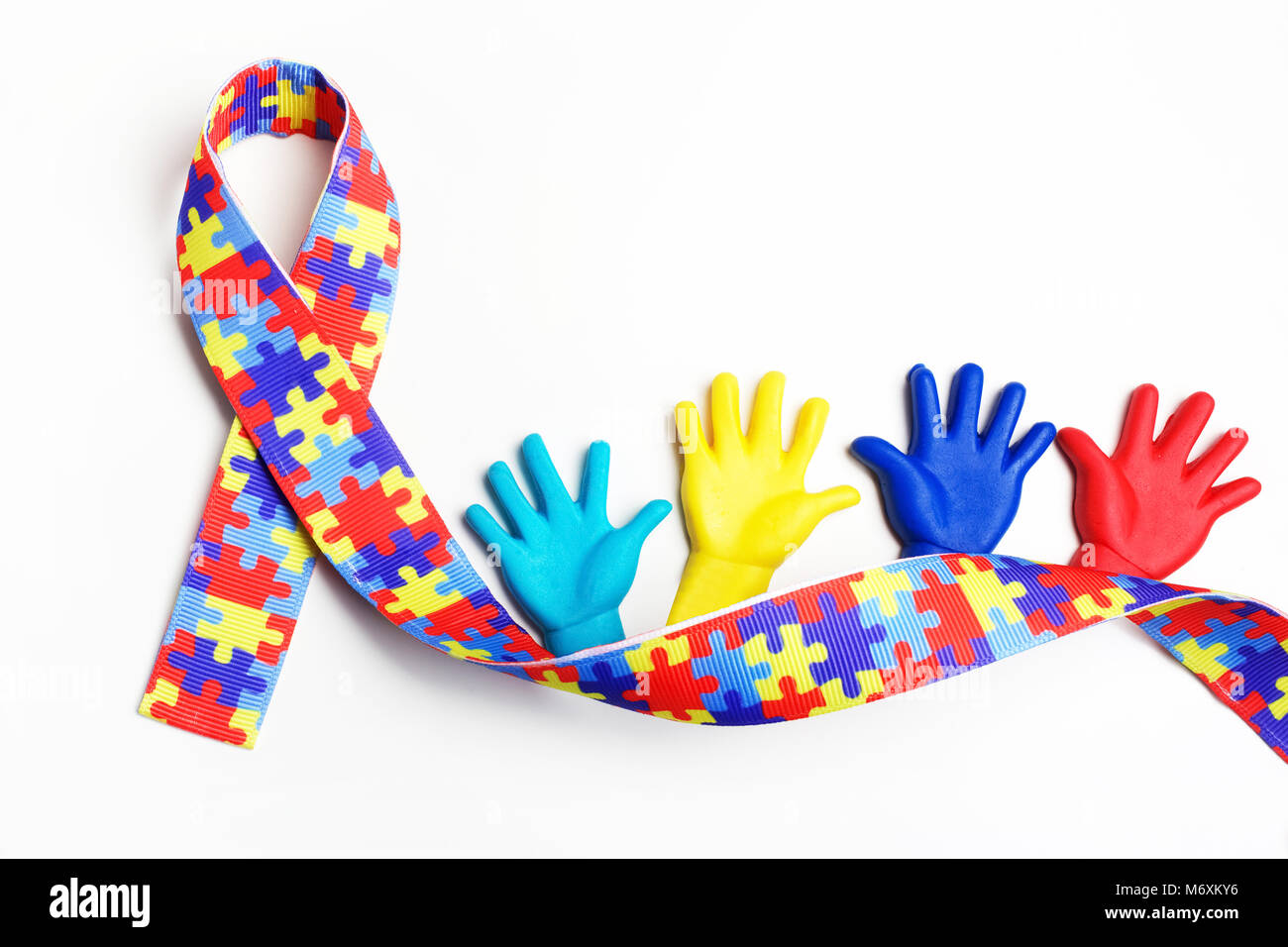 Di sensibilizzazione sull'autismo concetto con mani colorate su sfondo bianco. Foto Stock