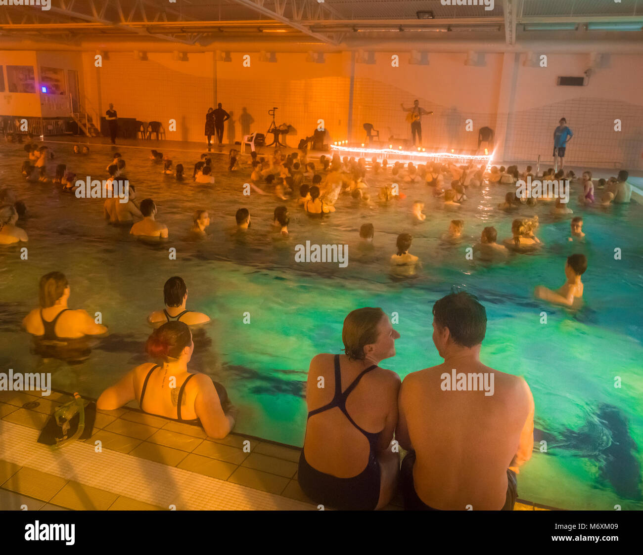 La gente celebra il Winter Festival delle luci in corrispondenza di una zona piscina vicino a Reykjavik, Islanda Foto Stock