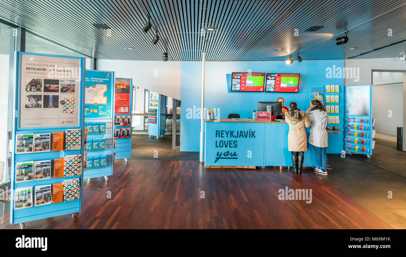 Banco informazioni turistiche presso il municipio di Reykjavik, Islanda Foto Stock