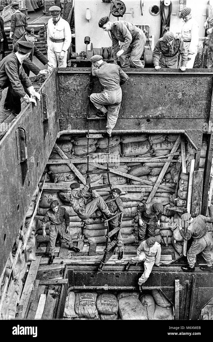 Londra sciopero portuale 12000 DOCKERS CESSATO DI LAVORARE PER APRILE 1947 Service gli uomini inviati in per scaricare merci deperibili Foto Stock