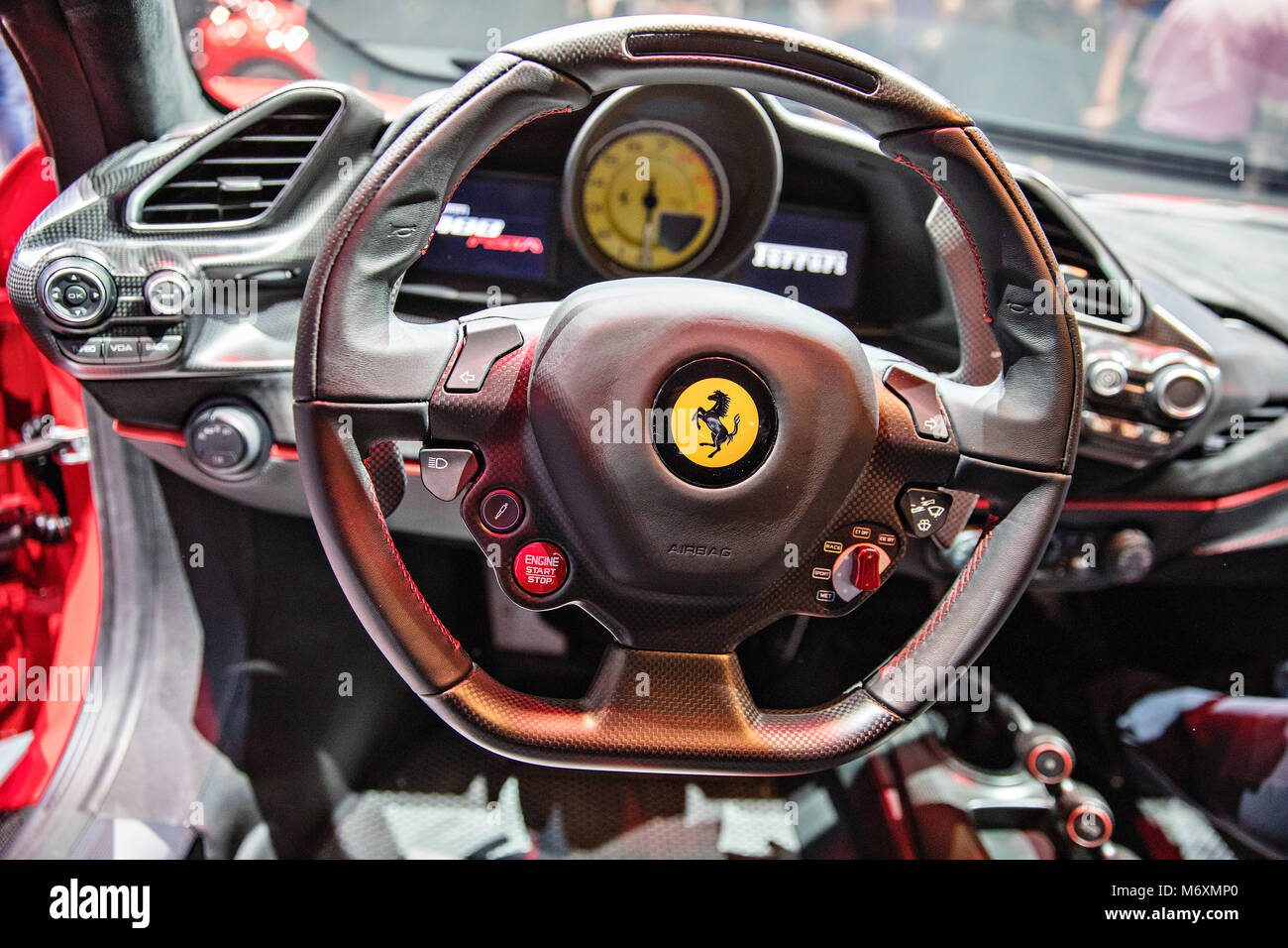 Ferrari 488 alla pista, auto, volante Foto stock - Alamy