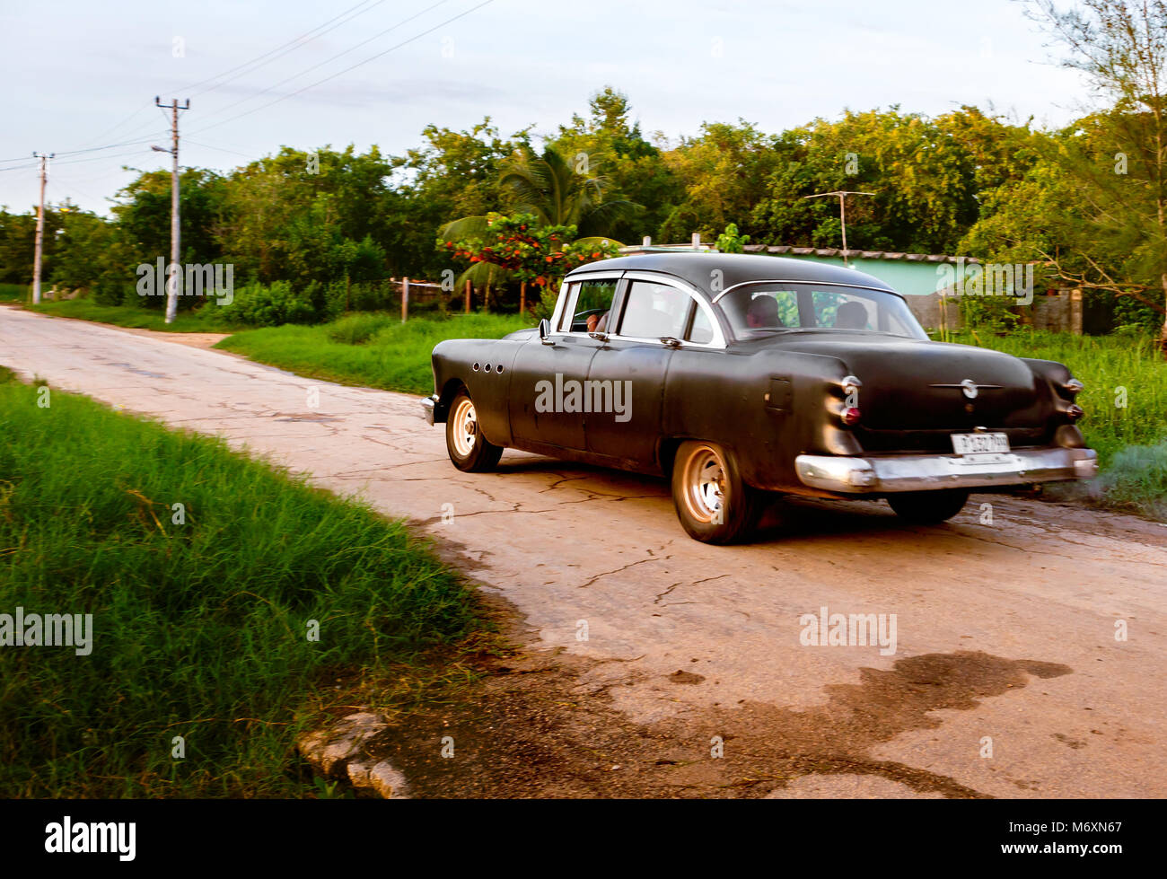 Vintage nero auto in una zona rurale di Cuba Foto Stock
