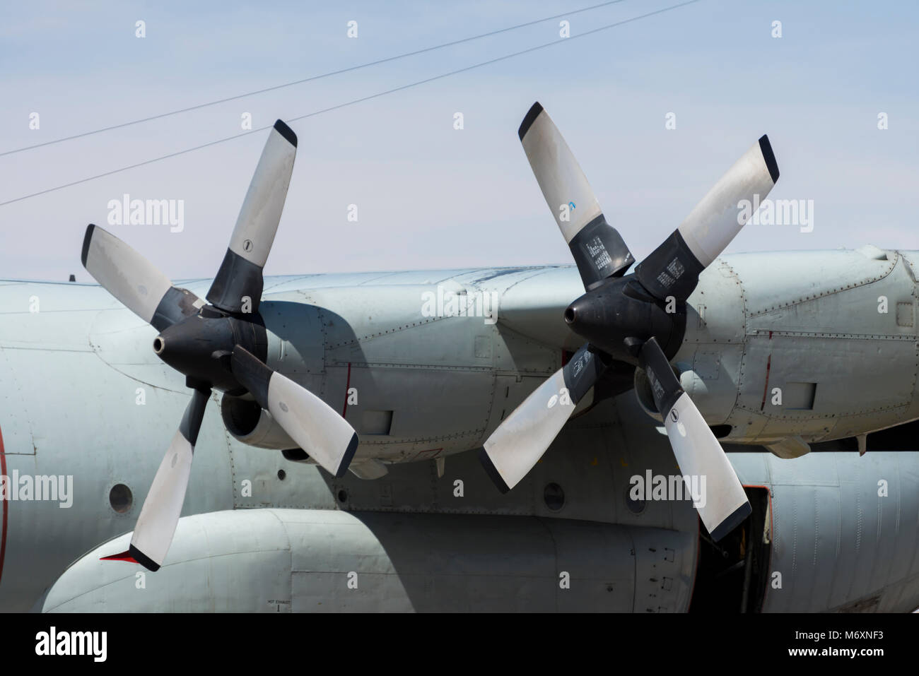 Dettaglio del motore di Lockheed hercules C-130 con la matricola fab-61 presso l'aerodromo di Uyuni Foto Stock