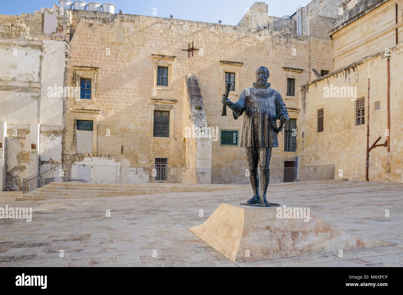 La Valletta, Malta - 8 Novembre 2015: una piazza di La Valletta denominata piazza Jean de la Valette con una statua in bronzo del Gran Maestro, tenendo la Valletta plan Foto Stock