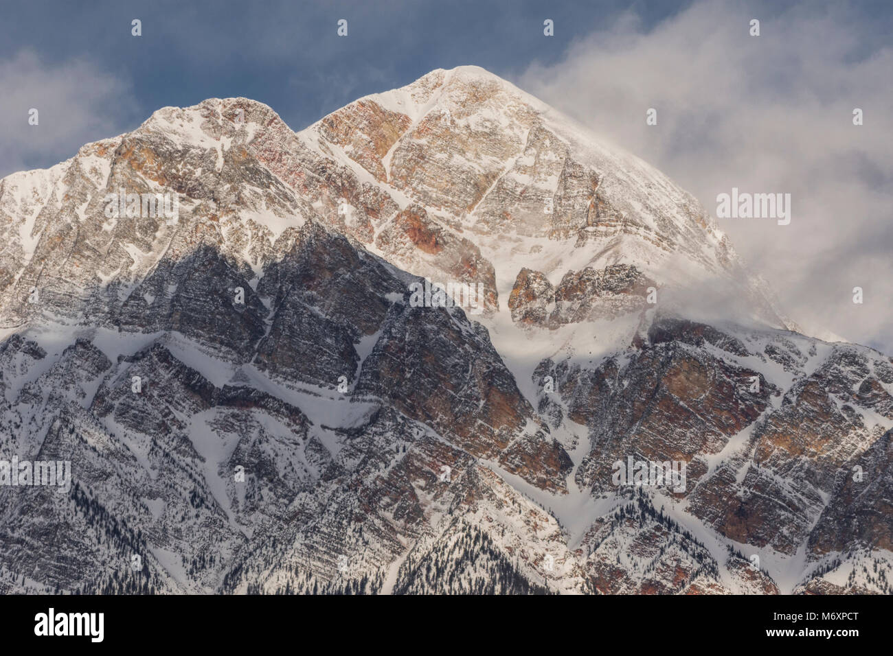 Piramide di picco di montagna in inverno, il Parco Nazionale di Jasper, Alberta, Canada Foto Stock