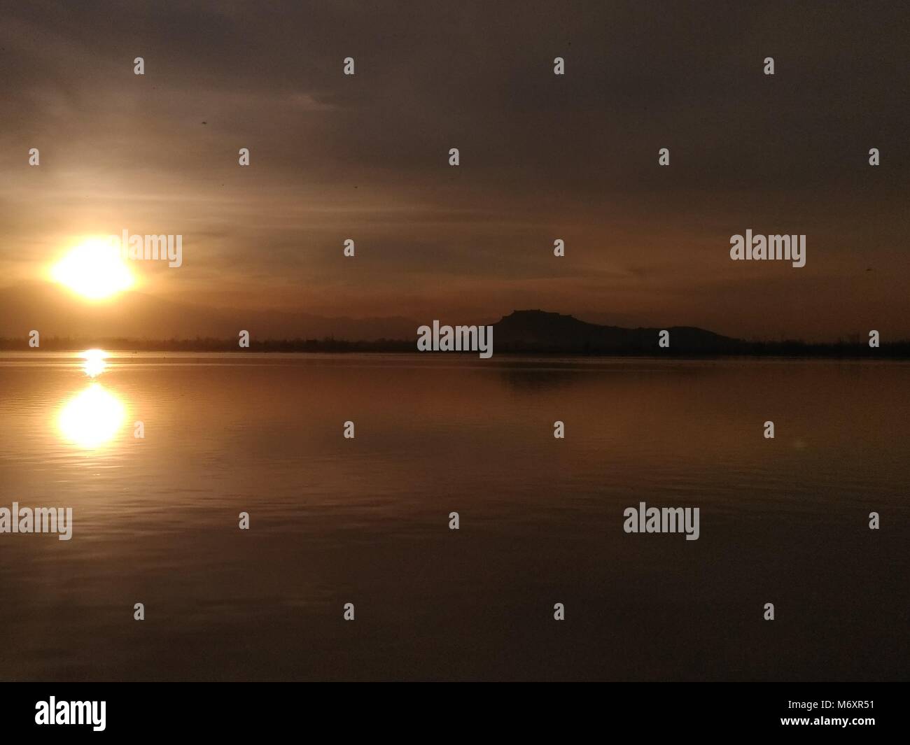 Srinagar, India. 06 Mar, 2018. Una vista della famosa località turistica di Srinagar Kashmir noto come 'boulevard' tramonto ha il suo significato e che dà una grande e affascinante sentire ai visitatori chi visita da luoghi diversi Credito: Musaib Iqbal Bhat/Pacific Press/Alamy Live News Foto Stock