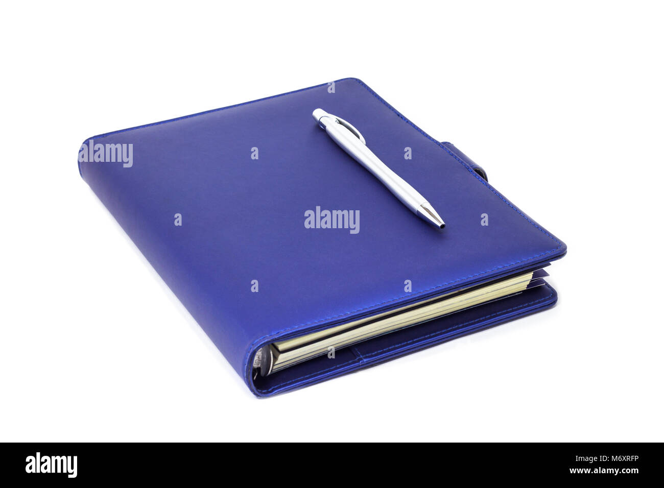 Collare blu diario e penna collocato sul coperchio e sfondo bianco. Foto Stock