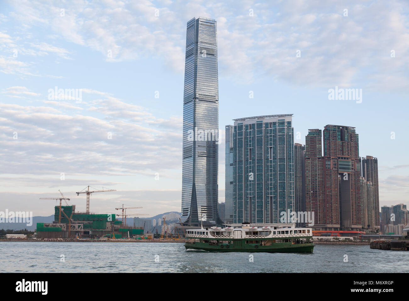 Uno Star Ferry che attraversa il porto di Victoria di fronte alla torre dell'International Commerce Center. Hong Kong, Cina. Foto Stock