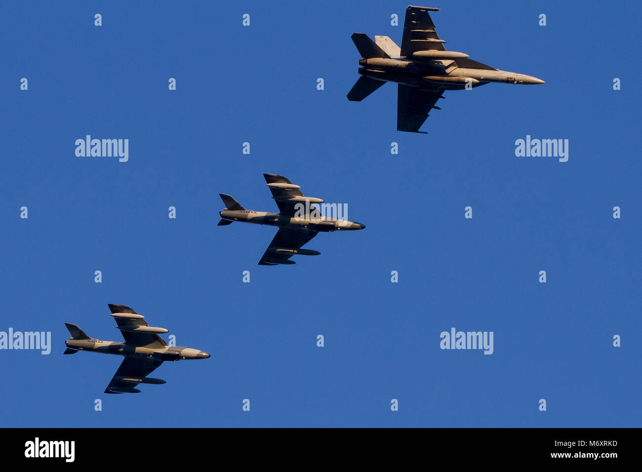 US Navy Boeing IF/A18F Super Hornet e due Airborne Tactical Advantage Company (ATAC) Hawker Hunter Mark 58s, sorvolando Kanagawa, Giappone Foto Stock