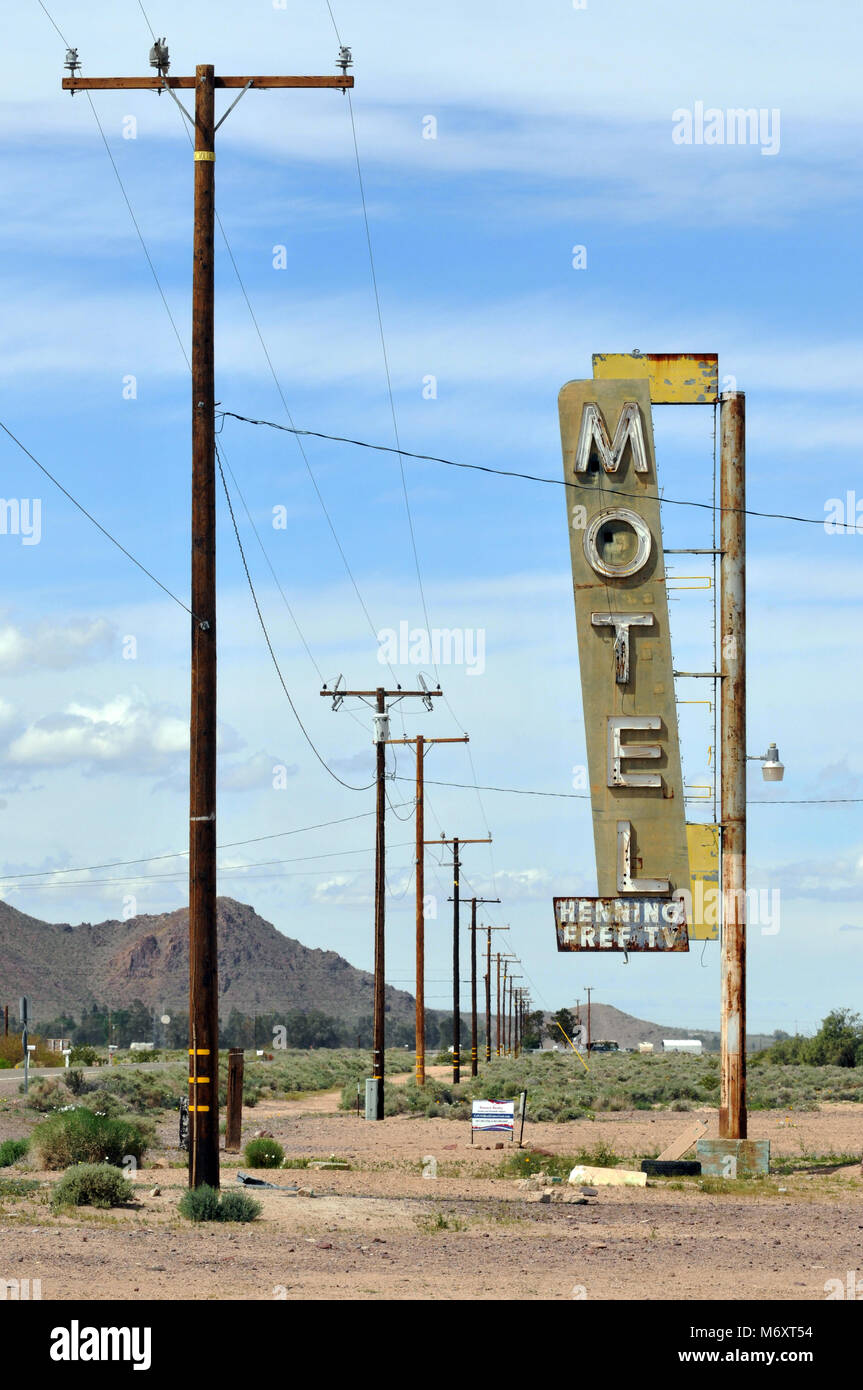 Il segno sbiadito per ora-demolita Henning Motel ancora sorge lungo la Route 66 nel deserto di Mojave città di Newberry Springs, California. Foto Stock