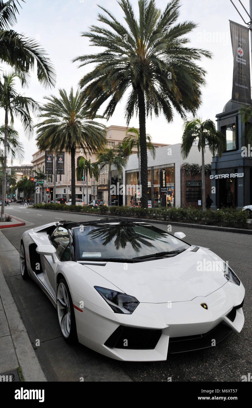 Lamborghini parcheggiato sulla famosa Rodeo Drive, nel cuore di Beverly Hills, la California. La strada è noto per il suo high-end di lusso negozi di beni. Foto Stock