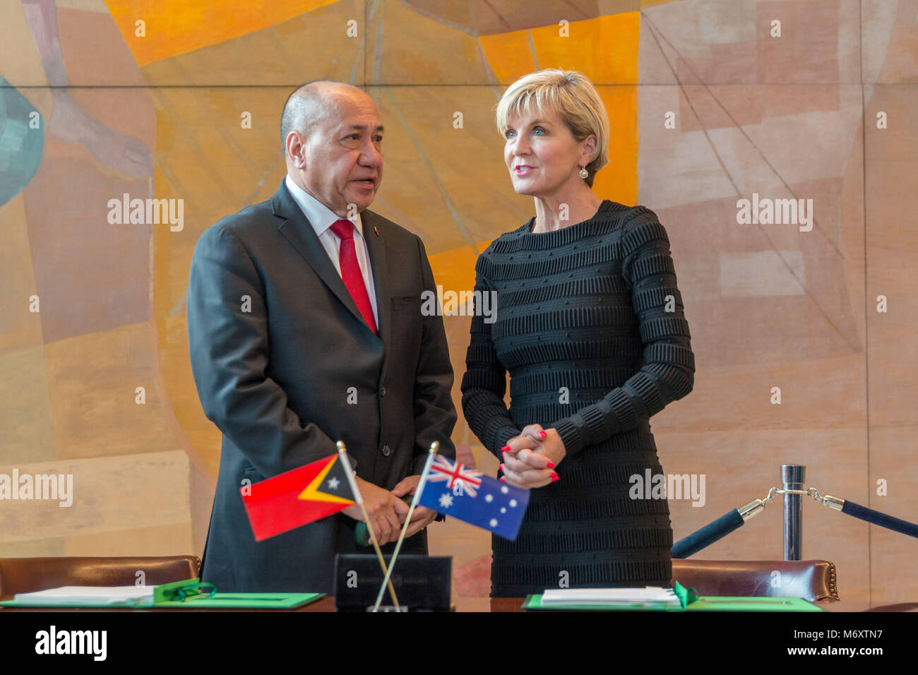 New York, Stati Uniti. 06 Mar, 2018. Agio Pereira (L) e Julie Vescovo (R) sono visto prima della firma del trattato. Il vice ministro del Primo Ministro per la delimitazione dei confini per Timor Est Agio Pereira e il ministro australiano degli Affari Esteri Julie Vescovo ha partecipato ad una cerimonia presso la sede delle Nazioni Unite per la firma di un trattato per la creazione di un confine marittimo tra Australia e Timor Est. Credito: Albin Lohr-Jones/Pacific Press/Alamy Live News Foto Stock