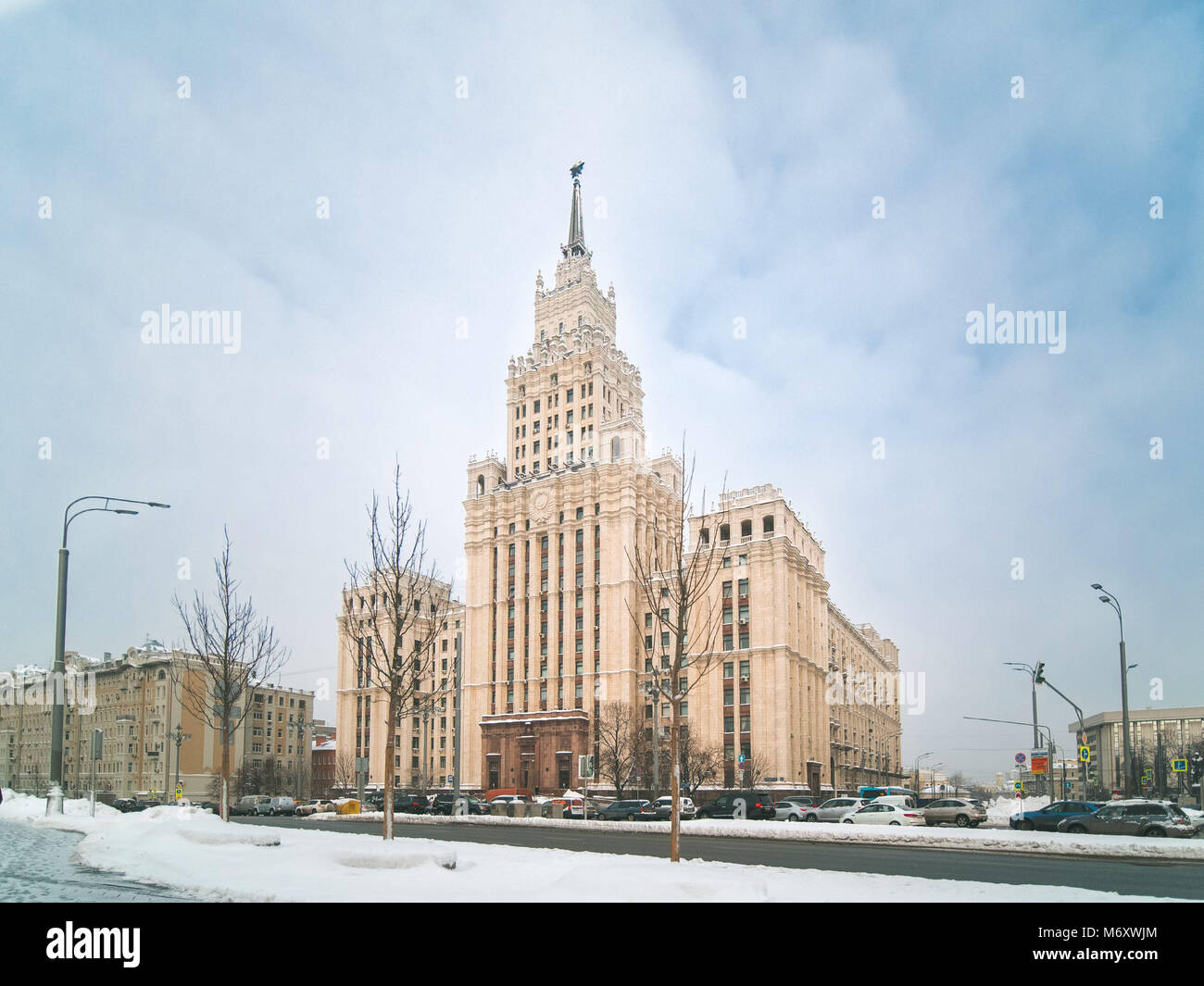 Vista invernale di neo-classica di Stalin era alto edificio sul cancello rosso Square Garden Ring Road a Mosca. La Russia. Spazio di copia Foto Stock