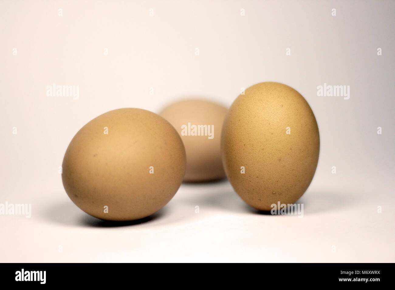 Tre uova sono disposti due strati e uno stand Foto Stock