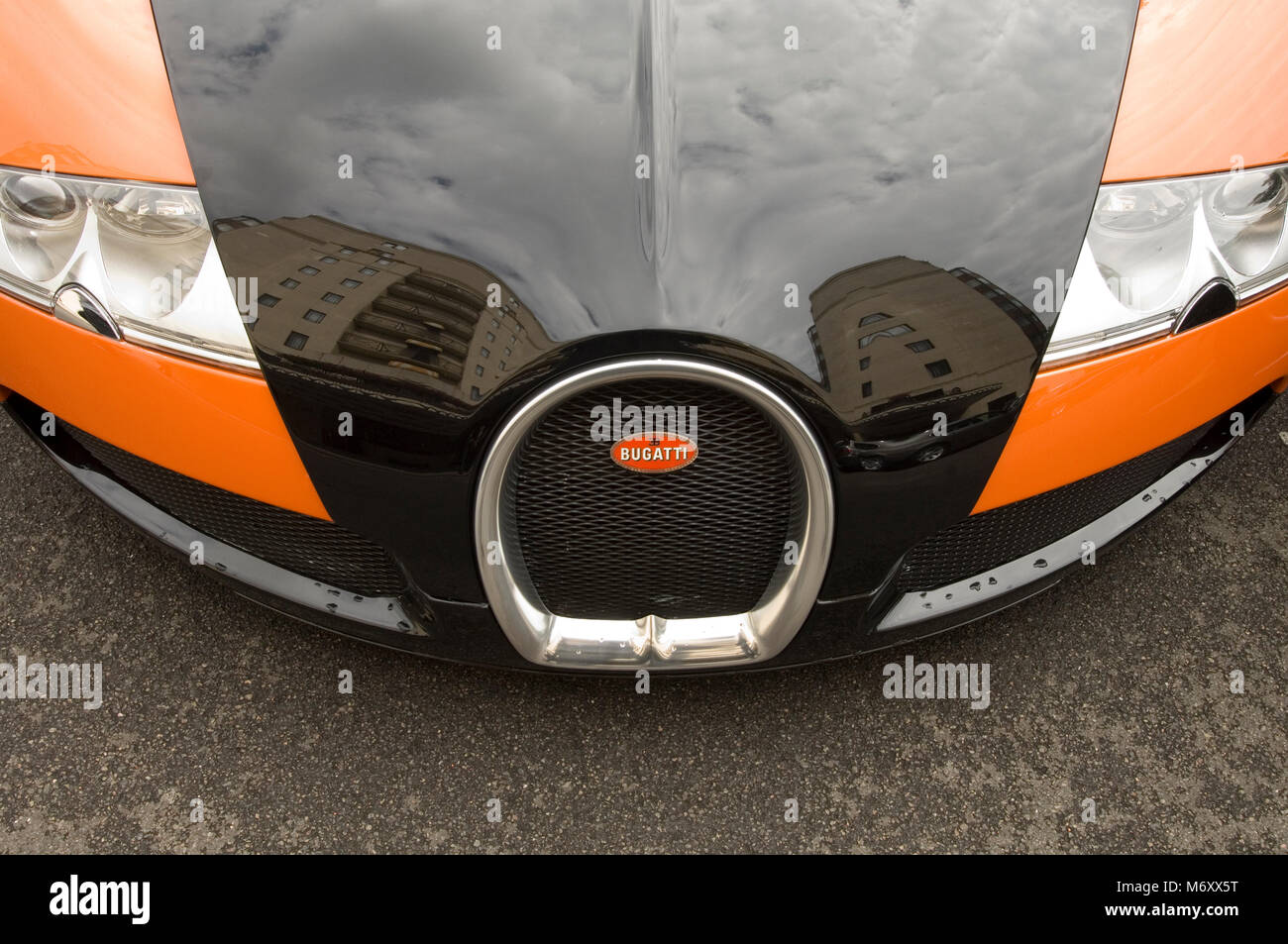 Bugatti Veyron 16.4 sportscar parcheggiato nel centro di Londra. 2006 Il più veloce accelerando la produzione di auto nella storia. Foto Stock