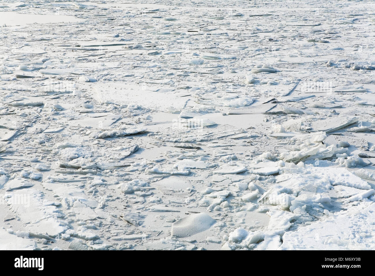 Rotto il ghiaccio sul fiume. Inverno in Russia. Foto Stock
