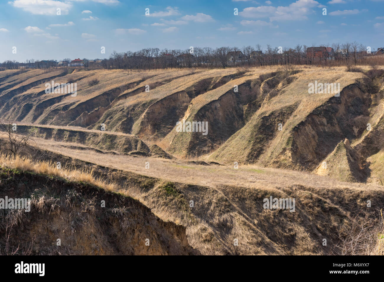 Paesaggio stagionale con erosione del suolo nella periferia della città Dnipro, Ucraina Foto Stock