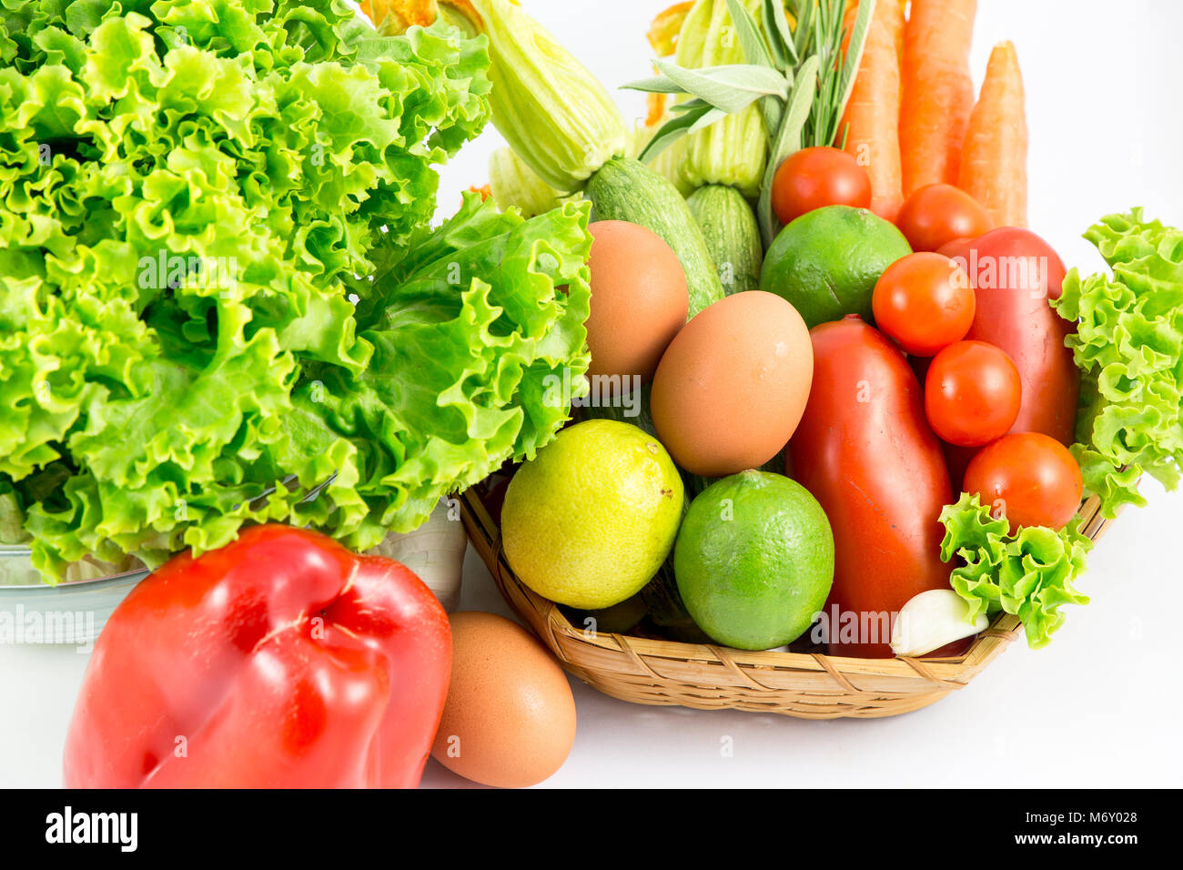 Fresche e mature le verdure disposte in un cestello isolato su bianco Foto Stock