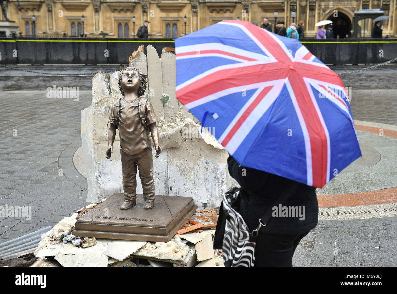 Una statua a grandezza naturale di un bambino posto da salvare i bambini accanto al case del Parlamento a Londra per richiamare l attenzione sulla guerra in Yemen davanti alla visita della corona saudita principe per il Regno Unito. Foto Stock
