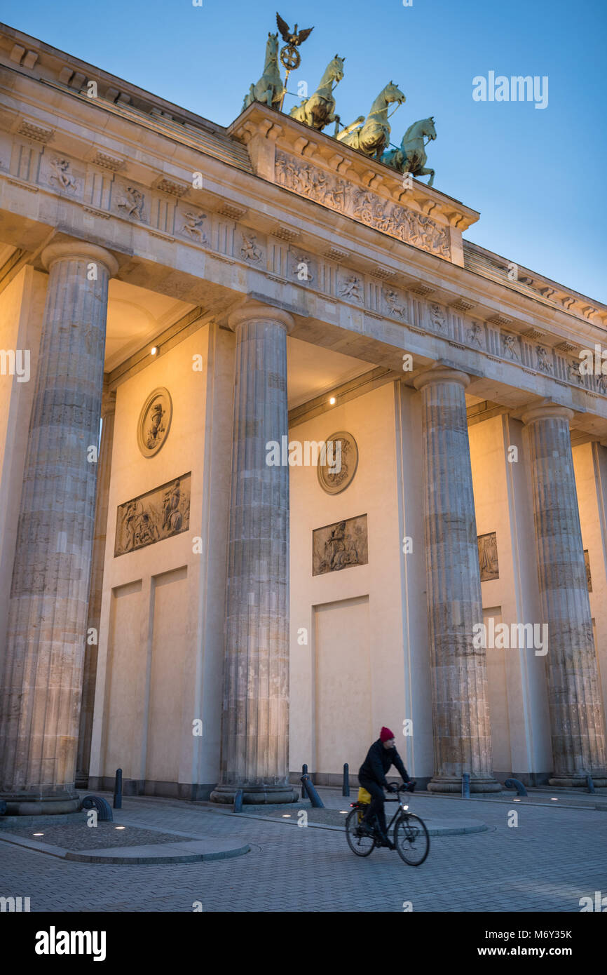 La Porta di Brandeburgo al crepuscolo, Pariser Platz, nel quartiere Mitte di Berlino, Germania Foto Stock