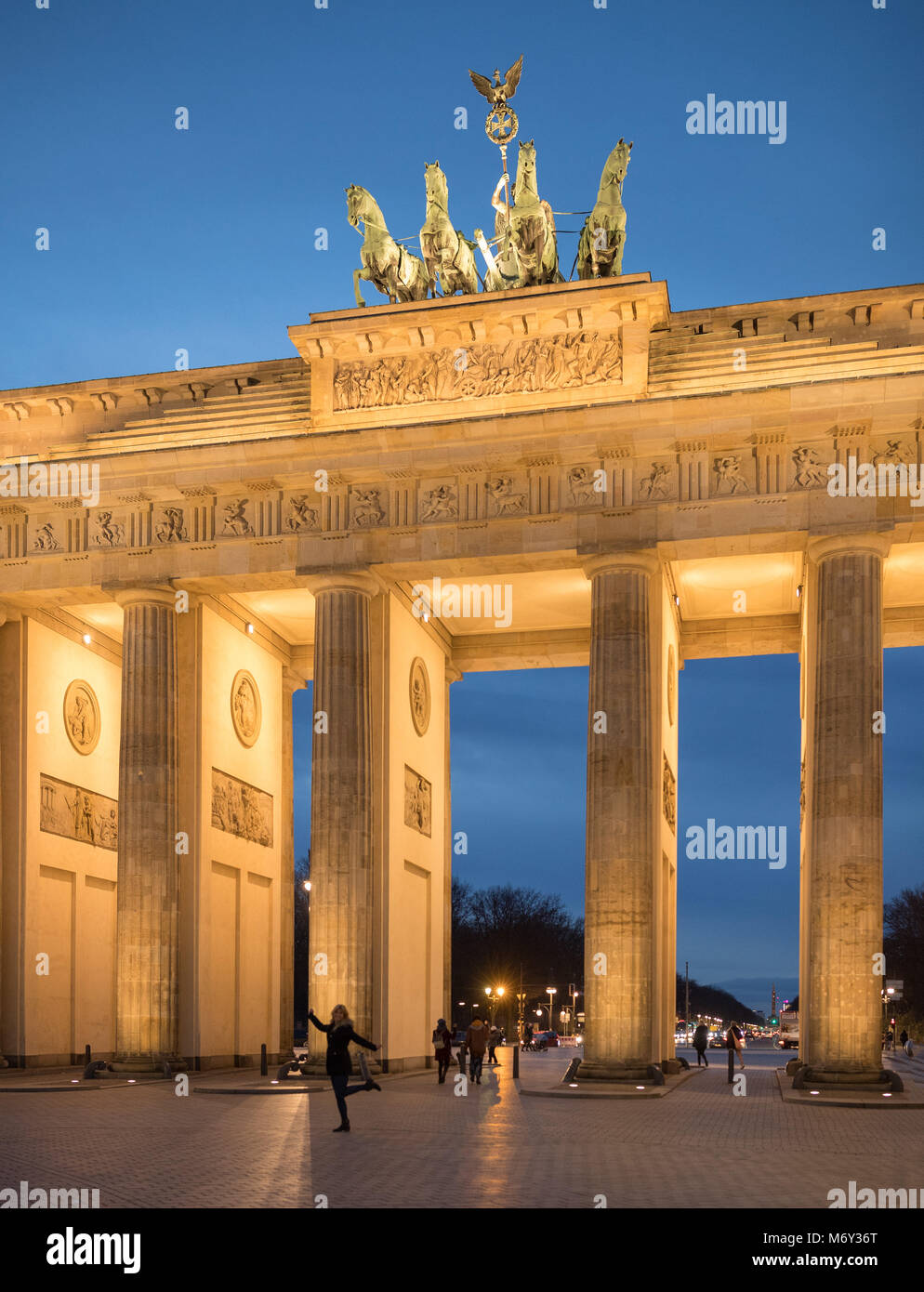 I turisti presso la Porta di Brandeburgo, nel quartiere Mitte di Berlino, Germania Foto Stock